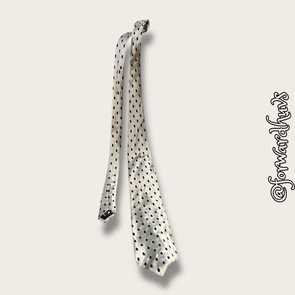 Silver Silk Lands’ End Neck Tie – Classic and Refined - Picture 6 of 10